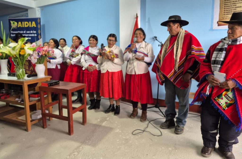 当地妇女在圣经奉献礼上敬拜。